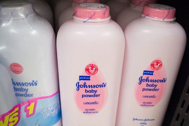 Cancro alle ovaie causato dal talco, da Johnson&Johnson 6,5 miliardi di dollari per chiudere le cause