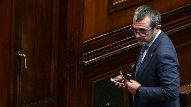 La giunta vota a maggioranza di portare il caso delle chat di Delmastro subito in Aula