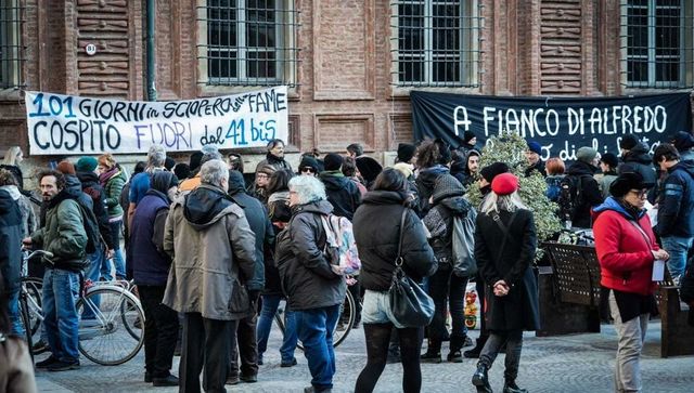 Protesta degli anarchici per Cospito, a fuoco un ripetitore sulla collina di Torino