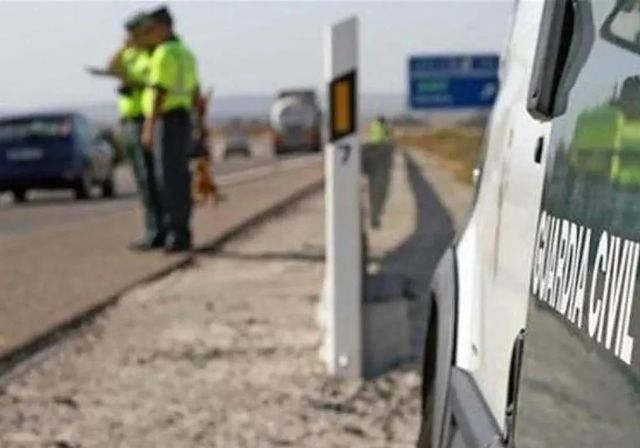 Roba un coche, se queda sin combustible en la autovía en Málaga y muere arrollado por un camión