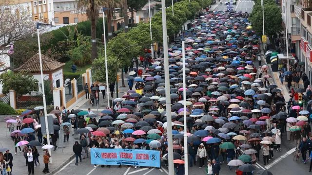 Miles de personas piden en Huelva “verdad, justicia y respeto” para las víctimas de Adamuz