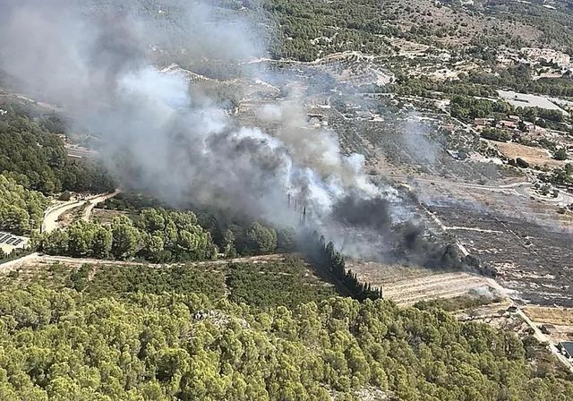 Un incendio en Polop, Alicante, obliga a movilizar ya diez medios aéreos y a cortar la CV70