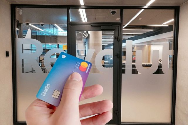 Platforma de operațiuni bancare online Revolut deschide sucursală fizică în România