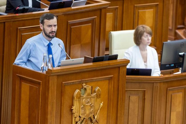 Dinu Plîngău va conduce Comisia parlamentară care va verifica întreprinderile de stat, după scandalul MoldATSA. Cine sunt cei 11 membri