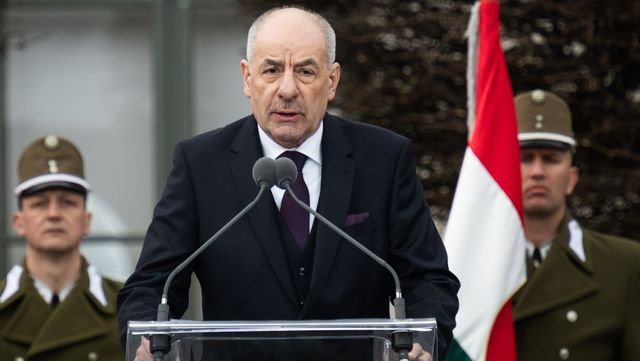 Sulyok Tamás mégis ringbe száll Magyar Péterrel