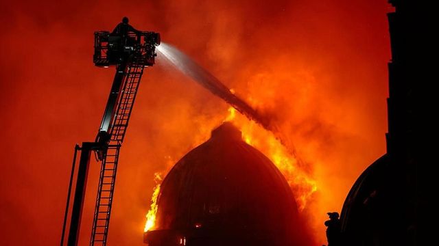 Glasgow, enorme incendio alla stazione centrale crollata parte di un palazzo e treni cancellati