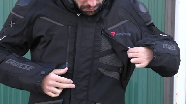 Cuero y Kevlar: El tejido que debe tener la chaqueta que elijas para tu moto