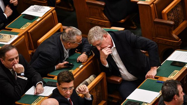 Kövér László, Kubatov Gábor, Hadházy Ákos és Gyurcsány Ferenc is elfelejtette leadni a diplomata-útlevelét