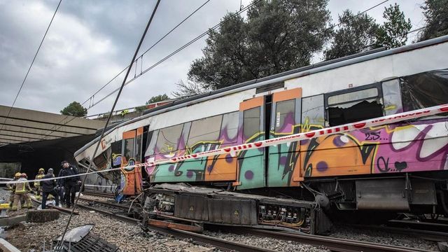 Los Mossos ya analizan la caja negra del tren y el estado del muro caído
