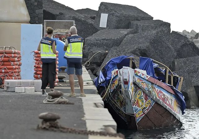 Llegan 35 migrantes al puerto de Barbate en Cádiz y 119 al de La Restinga, en la isla de El Hierro