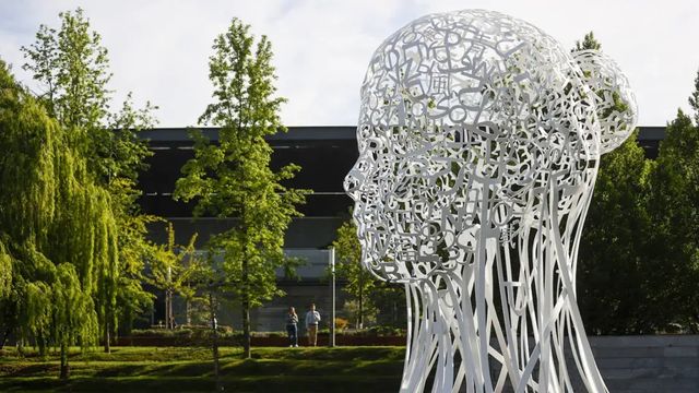 'Iris', la simbólica y conciliadora escultura de Plensa para el centenario de Telefónica