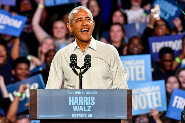 Obama in versione rapper per Kamala Harris: ha cantato Eminem