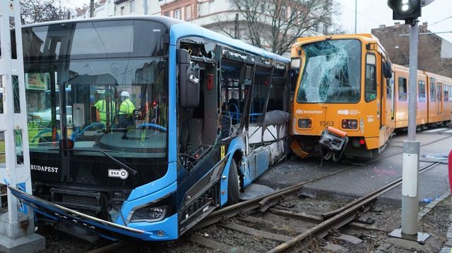 Képeken, ahogy összeütközött egy busz és egy villamos Zuglóban