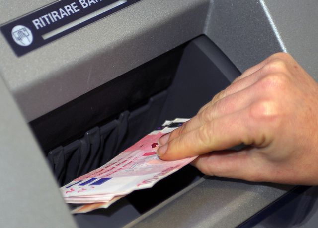 Gli italiani amano il contante, un miliardo al giorno dal bancomat