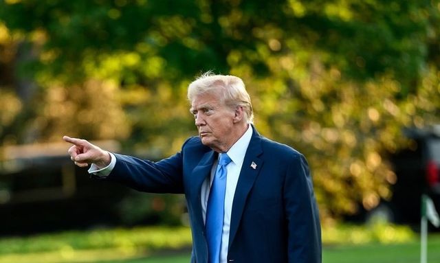 Trump atacă apelurile pentru reglementarea AI și denunță o „conspirație bolnavă” împotriva inteligenței artificiale
