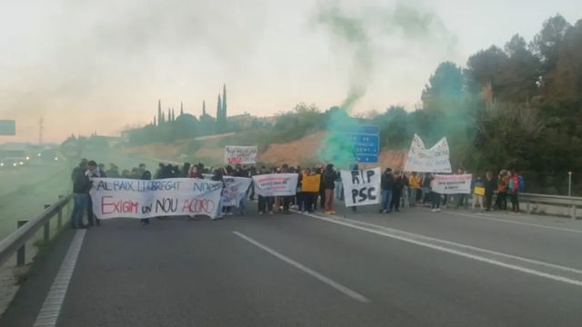 La huelga de profesores colapsa los accesos a Barcelona