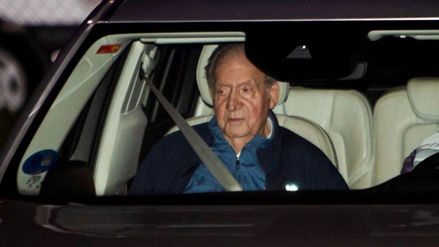 El rey Juan Carlos aterriza en Vigo en su quinta visita a España este año