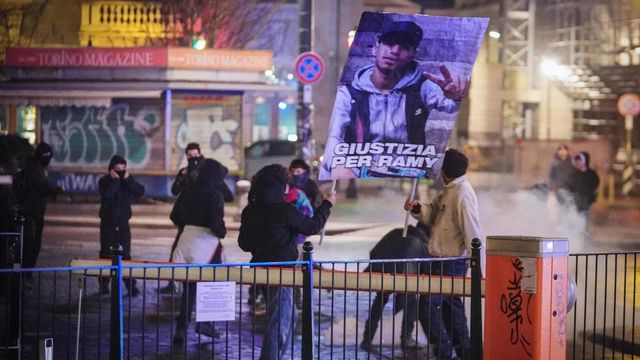 Ramy Elgaml, a manifestazione Torino bombe carta contro commissariato