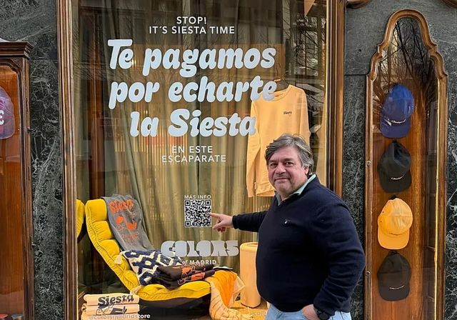 Una tienda paga 300 euros por dormir la siesta en su escaparate