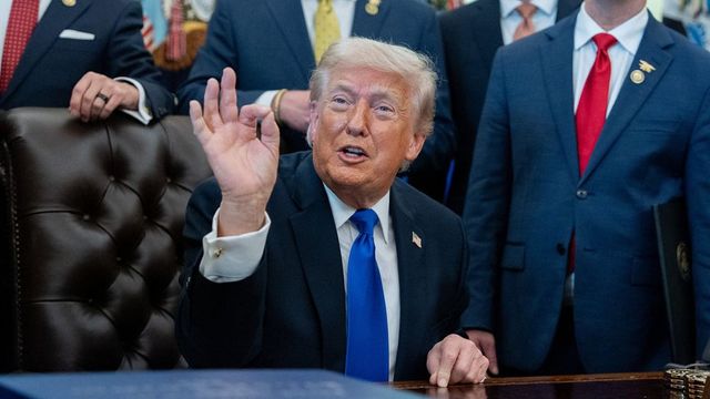 Trump ohlásil zvýšení cel na dovoz aut z EU na 25 procent
