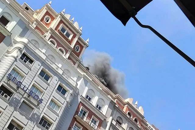 Un incendio en la cocina de un restaurante de Gran Vía provoca cortes de tráfico en el centro de Madrid