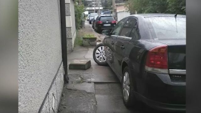 Кола се вряза в ограда на къща в София