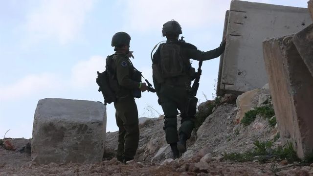 Un soldado israelí derriba a mazazos una estatua de Jesús en Líbano