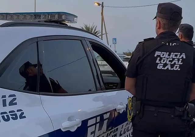 Asesinan a golpes a dos hombres y se atrincheran en un chalé de La Marina, en Elche