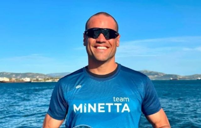 Il record di Spyros Chrysikopoulos: è il primo uomo a nuotare dalla Grecia all’Italia senza soste