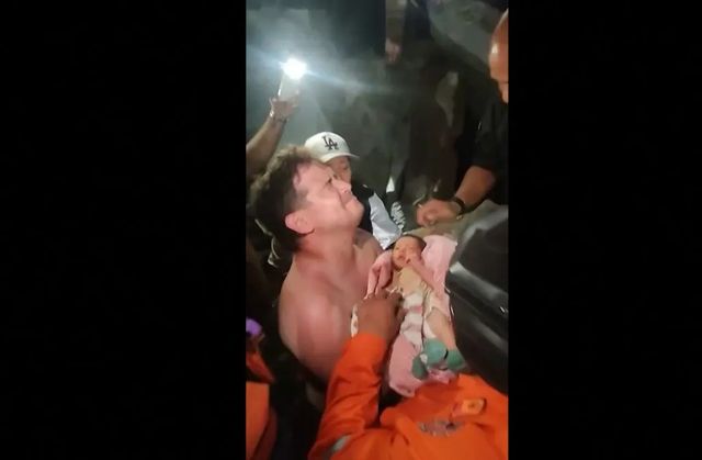 Momentul în care un băiat de 11 ani este scos în viață dintre dărâmături, în Venezuela