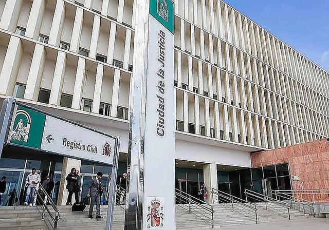 Deja a su novia en la habitación y se cuela en la contigua para violar a una amiga que dormía ebria