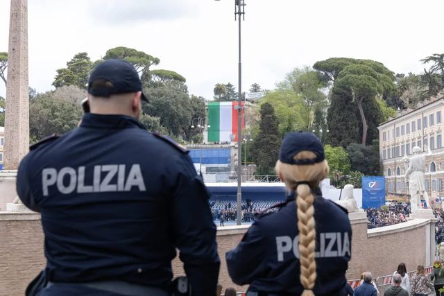 Tatuaggi visibili vietati in polizia, per l’Avvocata Ue la norma italiana discrimina le donne