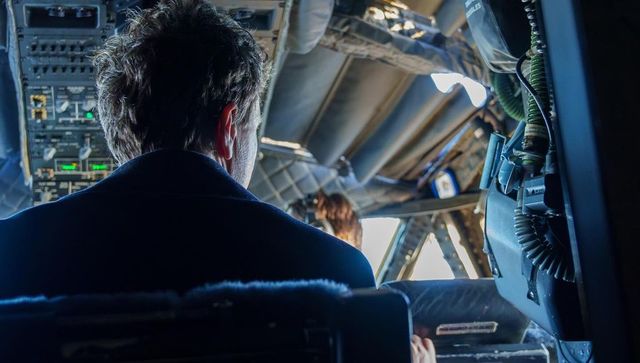 Avionul Spartan care l-a adus la București pe Nicușor Dan, escortat deasupra Elveției de aeronave militare F-18