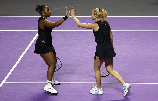 Sabalenková s Rybakinovou si zahrají o titul na Turnaji mistryň, Siniaková ve čtyřhře končí