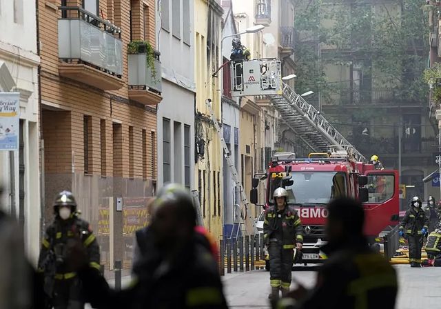 Un herido grave tras la explosión de una bombona de butano en Barcelona