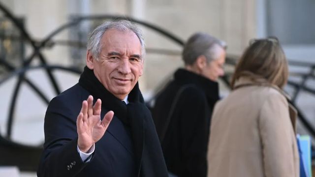 El Gobierno de Bayrou inicia su andadura bajo la amenaza de la inestabilidad y el debate presupuestario