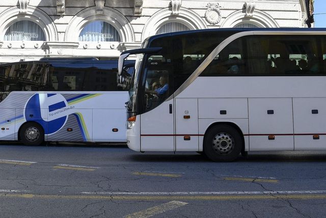 Milano, autisti di bus pagati per traffico migranti