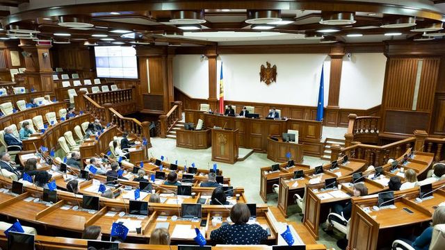 Deputații au păstrat un minut de reculegere în memoria victimelor războiului din Ucraina