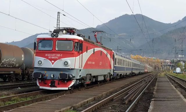 Trei trenuri de călători staționează de mai multe ore la Severin și Orșova, după ce un marfar a rupt o linie de contact