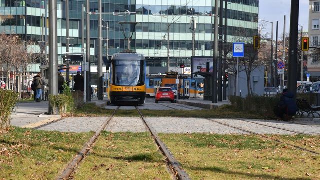 Трамвай аварира на Руски паметник в деня, в който пуснаха трасето в експлоатация - Труд