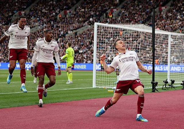 Raya, Trossard y el VAR le dan media Premier al Arsenal