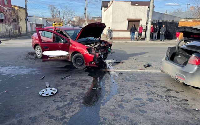Un polițist din Brăila a ajuns la spital după ce mașina în care susținea un examen auto a fost implicată într-un accident