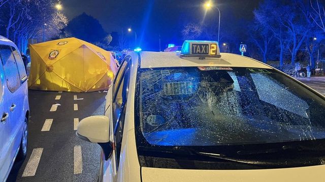 Un hombre de 60 años, en estado crítico tras ser atropellado por un taxista en San Blas