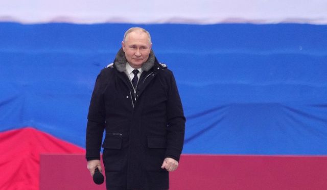 Vladimir Putin a făcut o vizită-surpriză în orașul ucrainean Mariupol, ocupat de forțele ruse