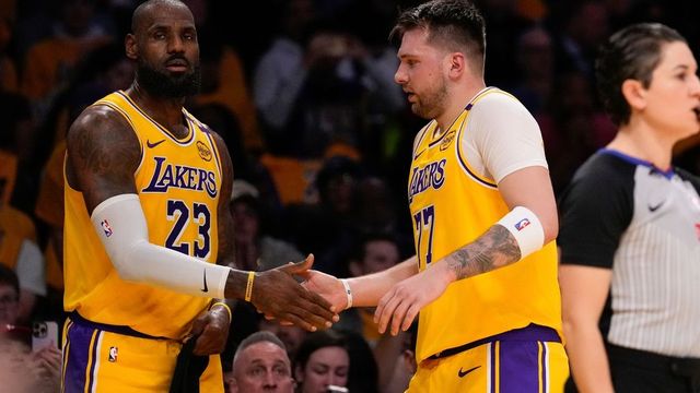 Destellos de Doncic en su esperado debut con los Lakers