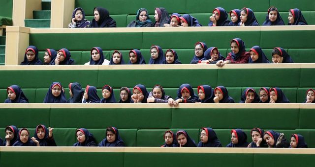 Sute de fete au fost otrăvite în Iran pentru a provoca închiderea școlilor de fete