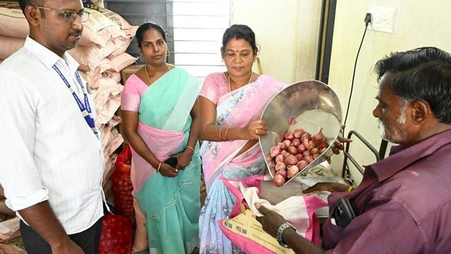 Sale of onions begins at fair price shops in Tiruchi