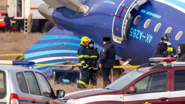 Cutiile negre ale avionului Azerbaijan Airlines, prăbușit în Kazahstan, au fost recuperate. Ce se știe despre accidentul aviatic