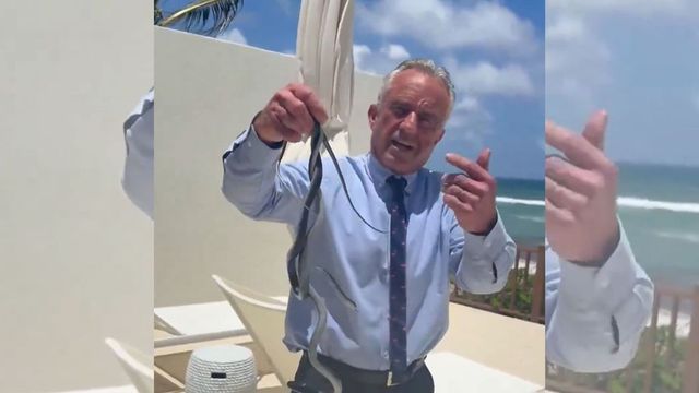 Robert Kennedy Jr., surprins când ridică o pereche de șerpi cu mâinile goale