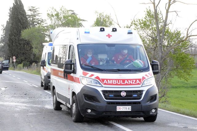 Agrigento, si barrica in casa dopo aver accoltellato moglie e figli